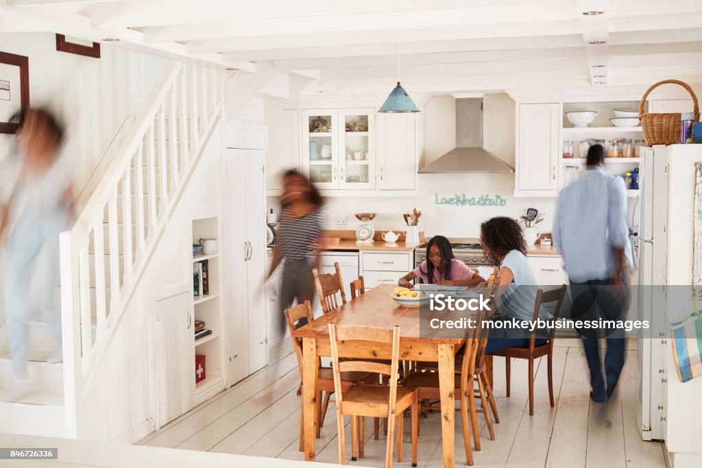 Interno di una casa di famiglia affollata con figure sfocate - Foto stock royalty-free di Frenetico