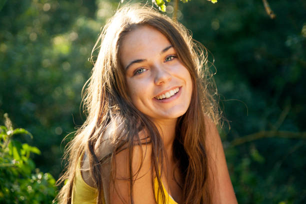 retrato de adolescente - teenage girls pretty smile looking at camera waist up fotografías e imágenes de stock