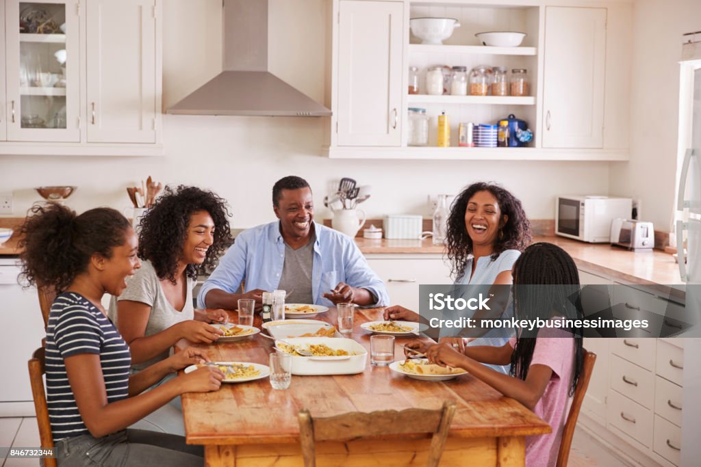 Famille avec enfants adolescents, repas dans la cuisine - Photo de Famille libre de droits