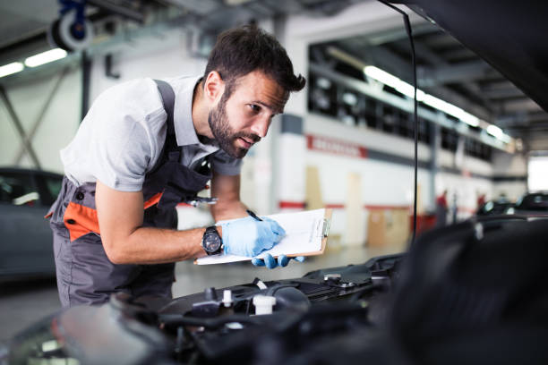 no serviço de carro - mechanic - fotografias e filmes do acervo