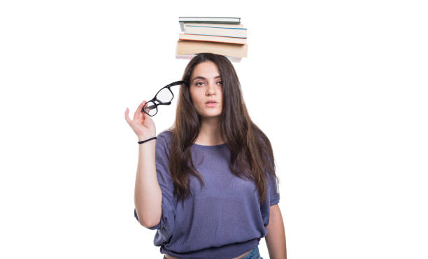 頭に関する書籍を若い学生女性 - balance book university glasses ストックフォトと画像