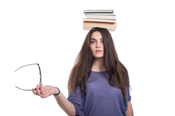 menina bela estudante com livros acima da cabeça - balance book university glasses - fotografias e filmes do acervo