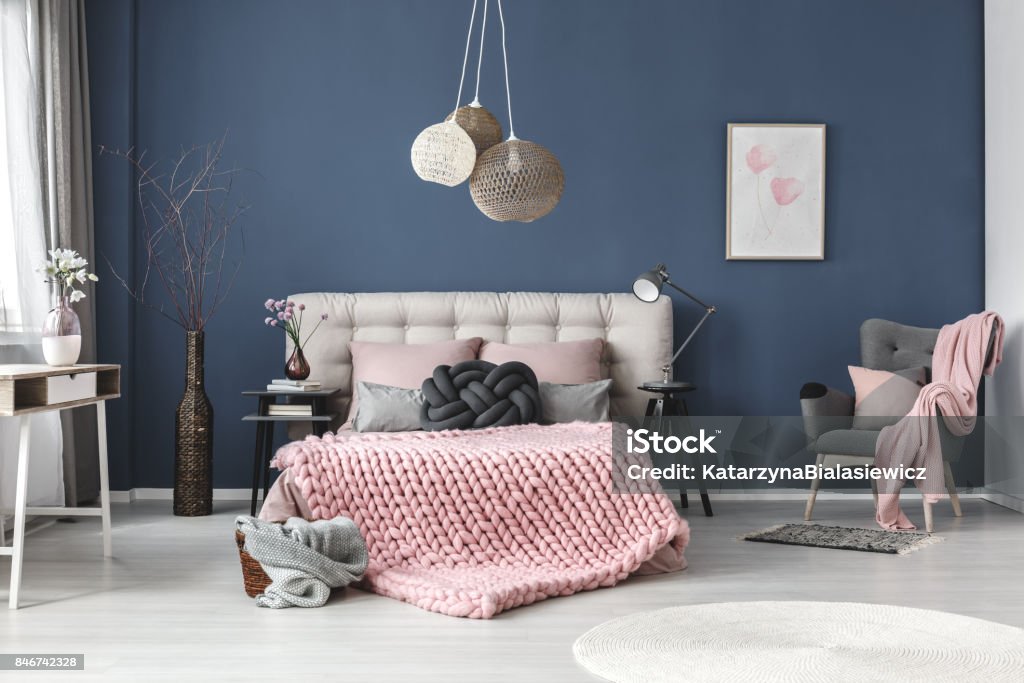 Graue Sessel mit rosa Decke - Lizenzfrei Schlafzimmer Stock-Foto