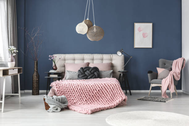 серое кресло с розовым одеялом - bedroom wall pink bed стоковые фото и изображения