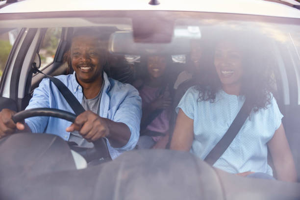 famille avec des enfants adolescents en voiture sur road trip - face to face teenage couple teenager couple photos et images de collection