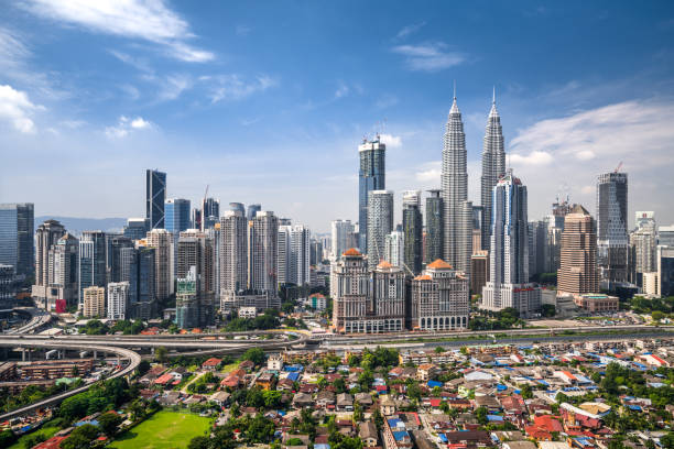 luftaufnahme von kuala lumpur skyline - lumpur stock-fotos und bilder