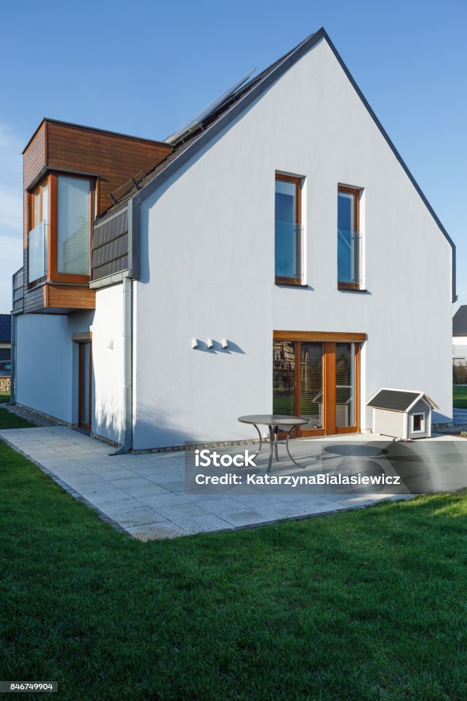 Einfamilienhaus mit gepflasterten Terrasse - Lizenzfrei Wohnhaus Stock-Foto