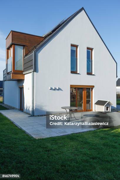 Einfamilienhaus Mit Gepflasterten Terrasse Stockfoto und mehr Bilder von Wohnhaus - Wohnhaus, Einfamilienhaus, Modern