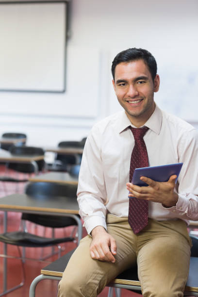 insegnante sorridente con tablet pc in aula - top of the class foto e immagini stock