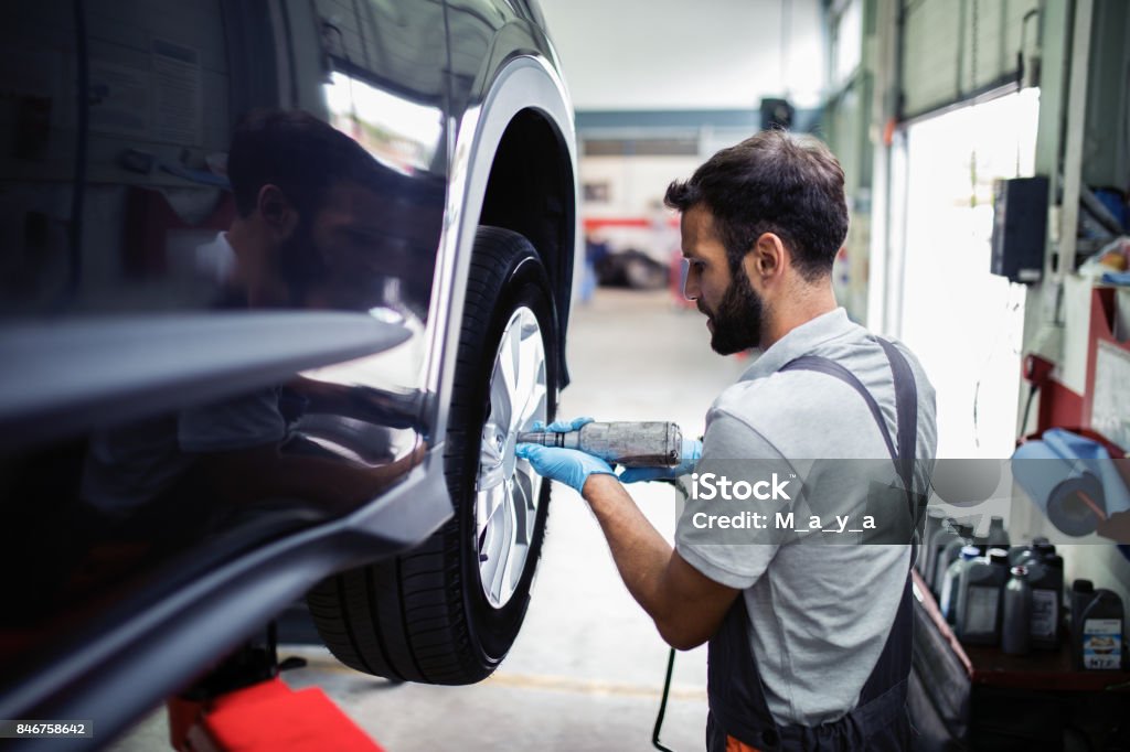 Reifen am Auto-Service ändern - Lizenzfrei Reifen Stock-Foto