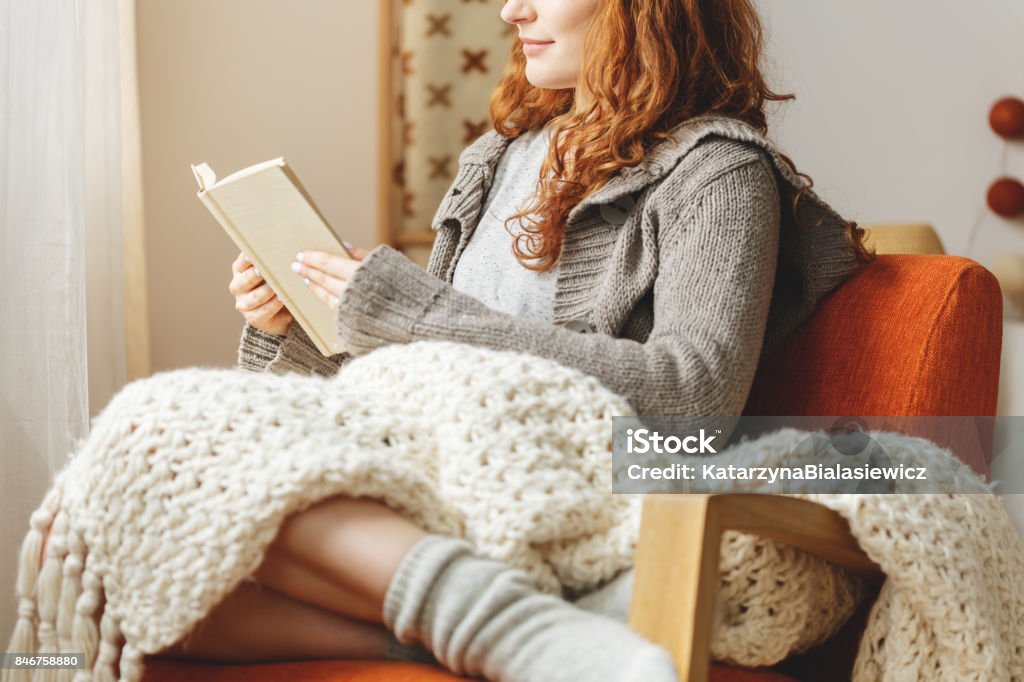 Frau liest ein Buch  - Lizenzfrei Lesen Stock-Foto