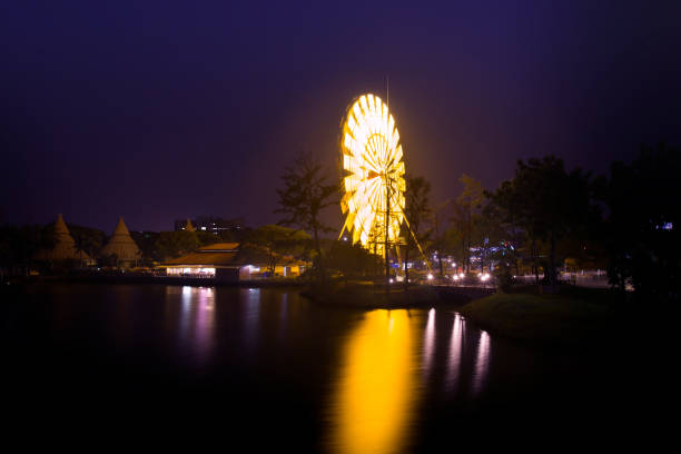 ruota panoramica di notte - ferris wheel wheel blurred motion amusement park foto e immagini stock
