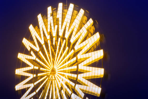 roda-gigante à noite - ferris wheel wheel blurred motion amusement park - fotografias e filmes do acervo