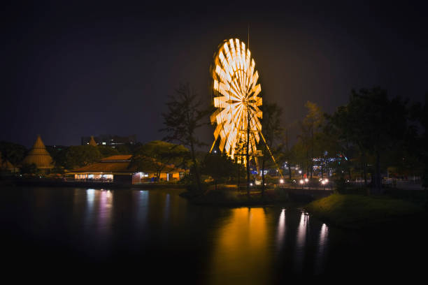 ruota panoramica di notte - ferris wheel wheel blurred motion amusement park foto e immagini stock