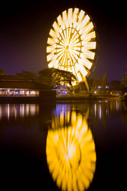 roda-gigante à noite - ferris wheel wheel blurred motion amusement park - fotografias e filmes do acervo