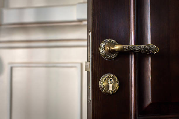 istock Close-up vintage handle on door 846763300
