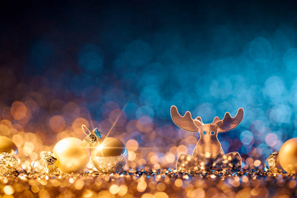 christmas reindeer - defocused decoration gold blue bokeh - reindeer christmas decoration gold photography imagens e fotografias de stock