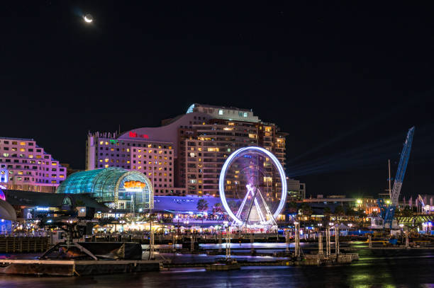 harbourside centrum handlowe zferris wheel w nocy - darling harbor zdjęcia i obrazy z banku zdjęć