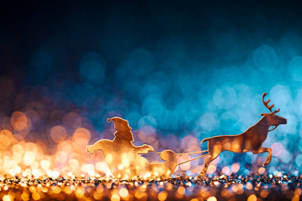 рождественские санта-сани и олени - фоны defocused - reindeer christmas decoration gold photography стоковые фото и изображения