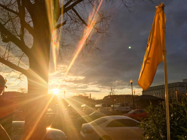 leuchtende orange sonnenuntergang auf dem capitol hill in washington d.c. - the mall sign washington monument washington dc stock-fotos und bilder