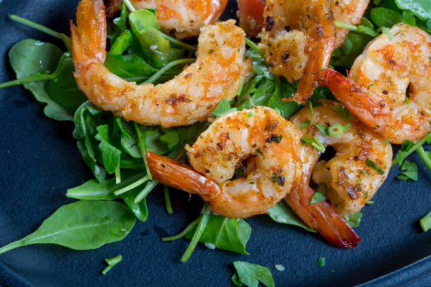 istock close up with fresh fried shirmps with arugula on a black plate 846782172