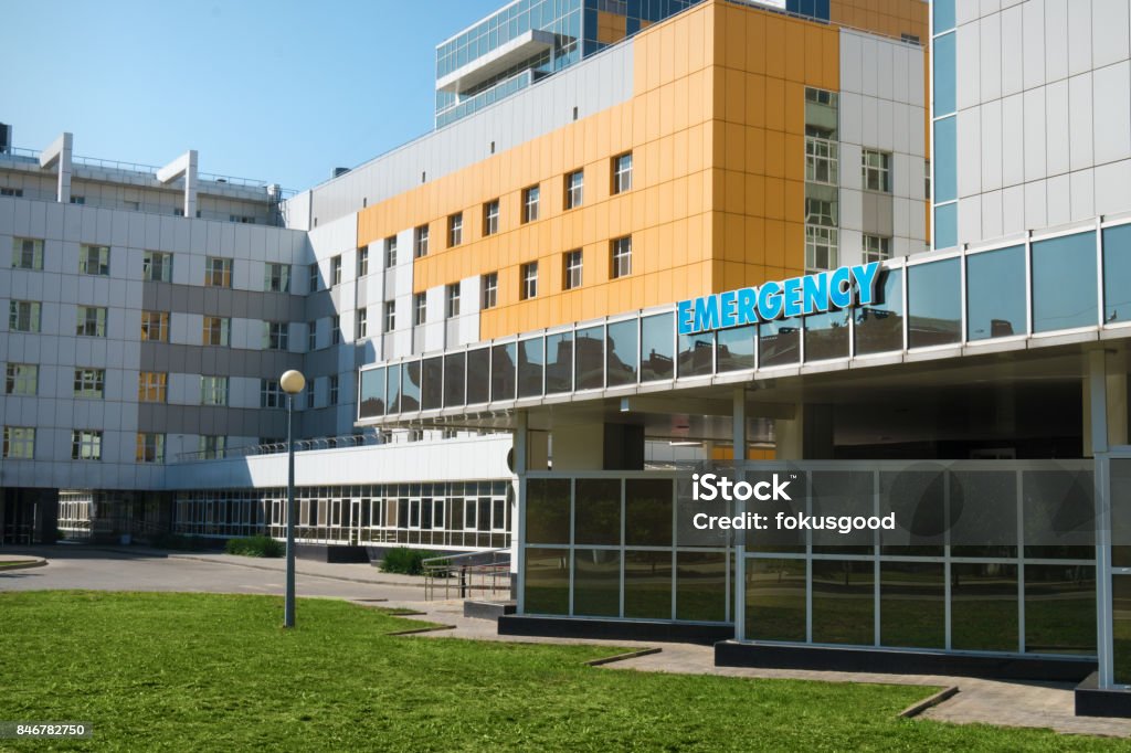 building of the emergency hospital inscription on the building of the emergency hospital in the afternoon Hospital Stock Photo