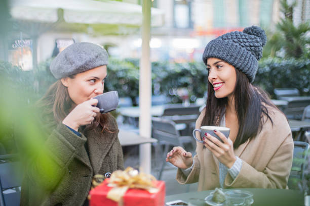 glücklich freundinnen reden im straßencafé dabei weihnachts-shopping - communication discussion coffee christmas stock-fotos und bilder