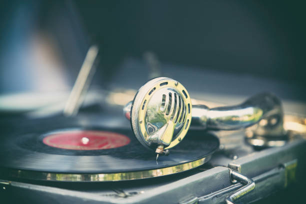 istock Vintage gramophone with a plate 846789522