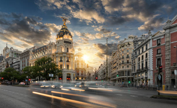 calle de compras gran via en madrid, españa - metropolis building fotografías e imágenes de stock