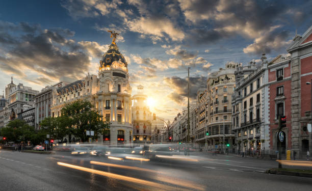 スペイン、マドリッドのグラン ・ ビア商店街 - metropolis building ストックフォトと画像