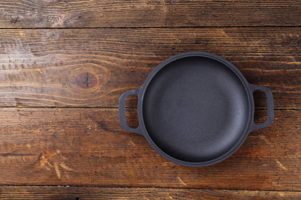 ポーション用の鋳鉄製フライパン - pan saucepan kitchen utensil isolated ストックフォトと画像