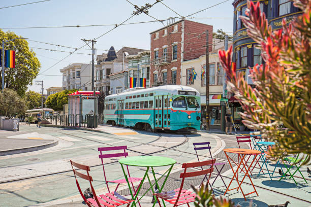 castro streetcar con banderas de arco iris en las calles de san francisco - san francisco california fotografías e imágenes de stock