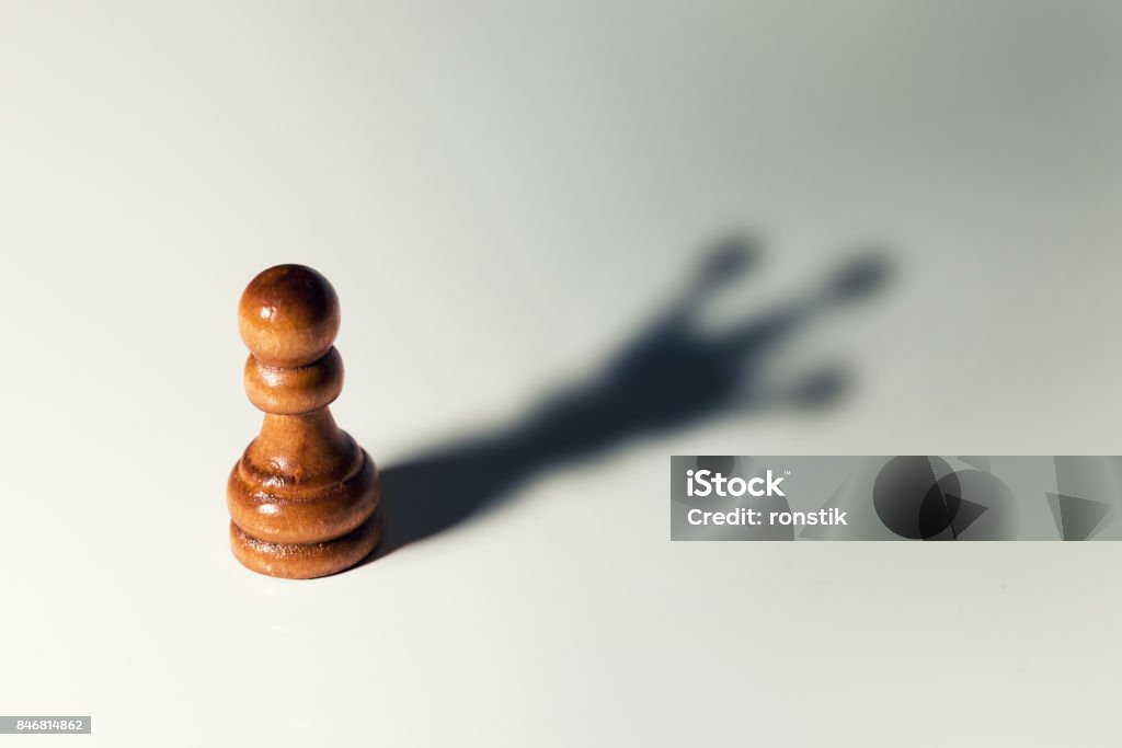 fidati del concetto di te stesso - pedone scacchistico con ombra re - Foto stock royalty-free di Sicurezza di sé