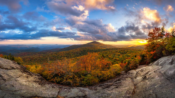 istock Scenic autumn sunset, Blue Ridge Mountains, North Carolina. 846819126