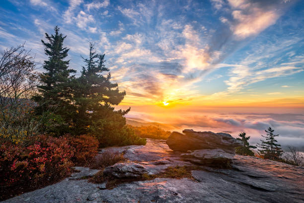 scenic sunrise over fog filled valley - blue ridge mountains imagens e fotografias de stock