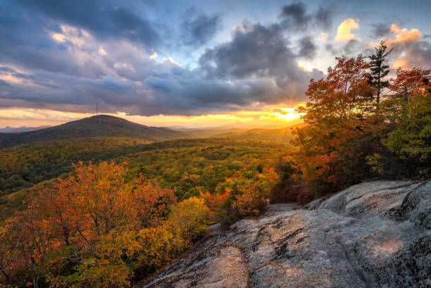 scenic otoño puesta de sol, montañas de canto azul, carolina del norte - great appalachian valley fotografías e imágenes de stock