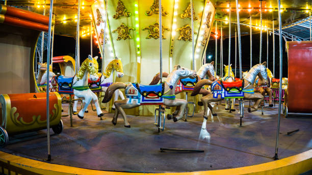 gioca con carosello - ferris wheel wheel blurred motion amusement park foto e immagini stock