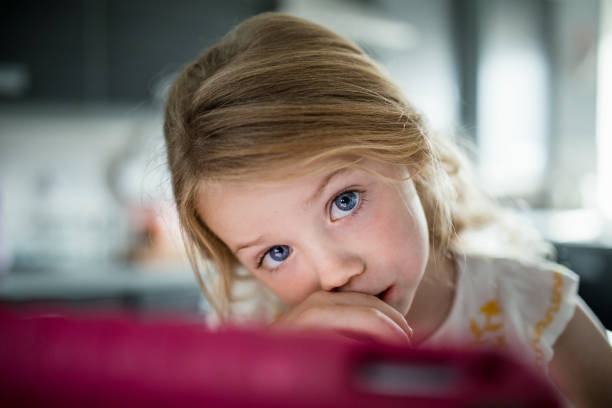 petite fille aux grands yeux bleus - child contemplation thinking little girls photos et images de collection