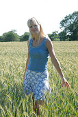 blonden-frau-im-feld.jpg?b=1&s=170x170&k=20&c=qfEl-Ru9OZiilLlPeWoumU9jTjrhevCec0pCopW8pd0=