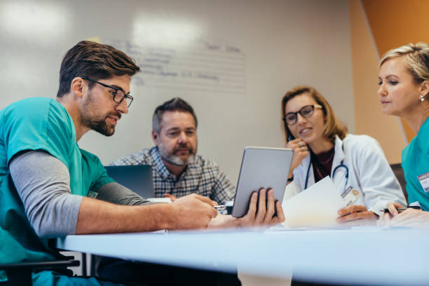 personel medyczny po porannym spotkaniu w sali konferencyjnej - doctor healthcare and medicine human resources teamwork zdjęcia i obrazy z banku zdjęć