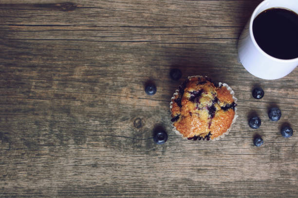 블루베리 머핀, 커피, 그리고 소박한 나무 배경, 복사 공간 위에 블루베리와 정 - 커피 케이크 뉴스 사진 이미지
