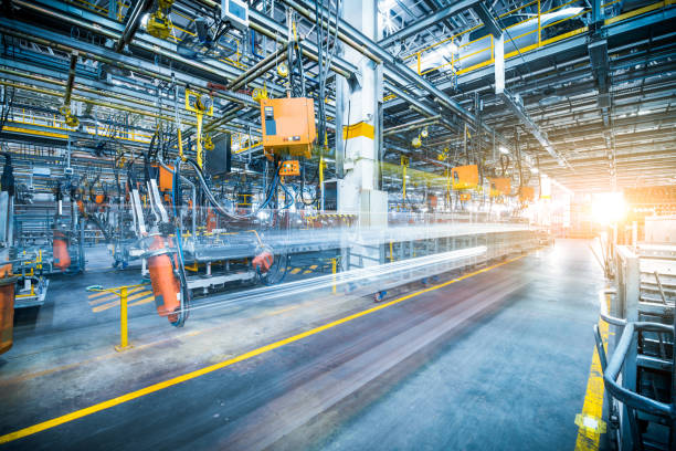 robot saldatura in una fabbrica di automobili - welding metal manufacturing industry foto e immagini stock