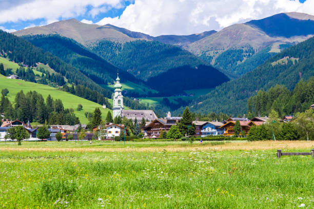 vista de toblach, pequena cidade situada no vale puster, itália - val pusteria - fotografias e filmes do acervo