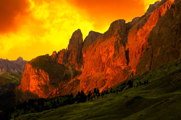 pôr do sol na sella grupo de montanha, alpes dolomitas, itália - belluno veneto european alps lake - fotografias e filmes do acervo