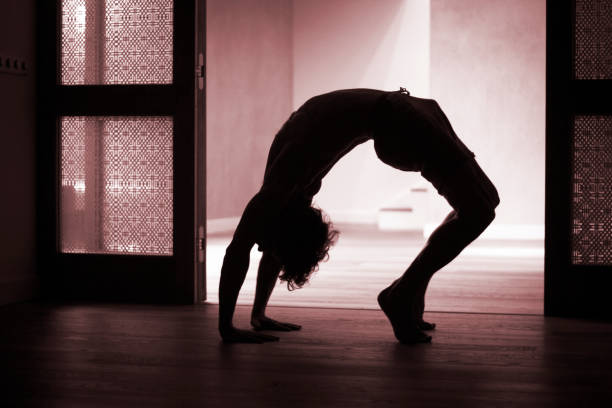 남성 요가 선생 하 고 분할 유연성 미용 체조와 요가 아사 나 연습 체육관에서 기지개 하는 다리 - yoga men bridge bending over backwards 뉴스 사진 이미지