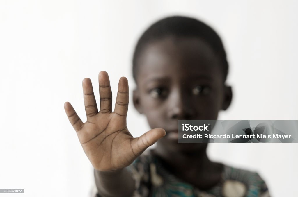 Garçon africain fait un panneau d’arrêt avec sa main, isolé sur blanc - Photo de Enfant libre de droits