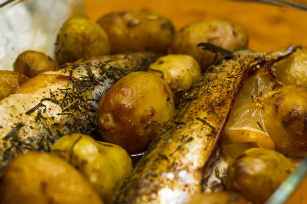 오븐에 구운 감자와 고등어 - trout prepared fish whole grilled 뉴스 사진 이미지