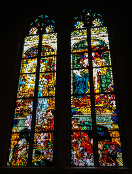 vitraux réalisés par le peintre polonais, jozef mehoffer, entre 1896 et 1936, se trouve dans la cathédrale de st. nicolas, fribourg, suisse - fribourg canton cathedral swiss culture st nicholas photos et images de collection