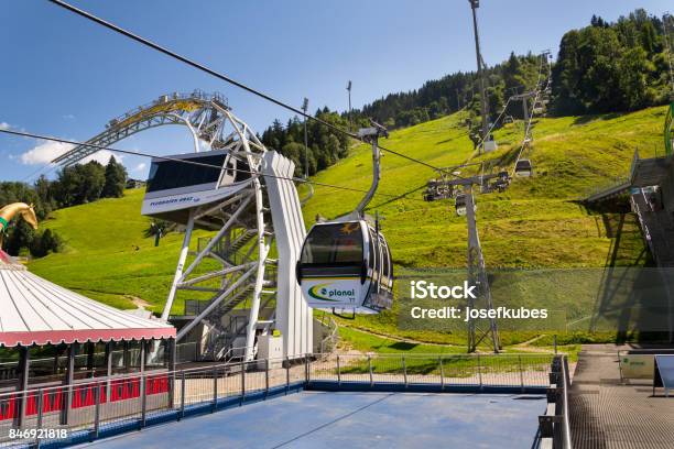 Los Turistas Viajan En Teleférico De Planai Bicicleta Y Esquí Areal En Schladming Austria Foto de stock y más banco de imágenes de Actividades recreativas