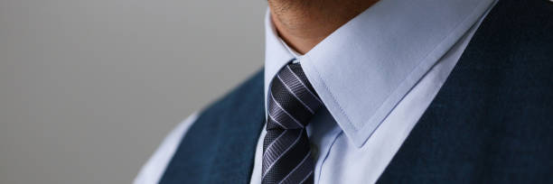 cravatta su abito camicia business style uomo negozio di moda - suit necktie close up gray foto e immagini stock